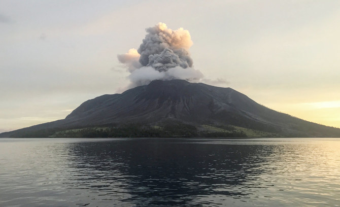 Beratus-ratus orang dipindahkan ketika gunung berapi memuntahkan awan abu di Indonesia